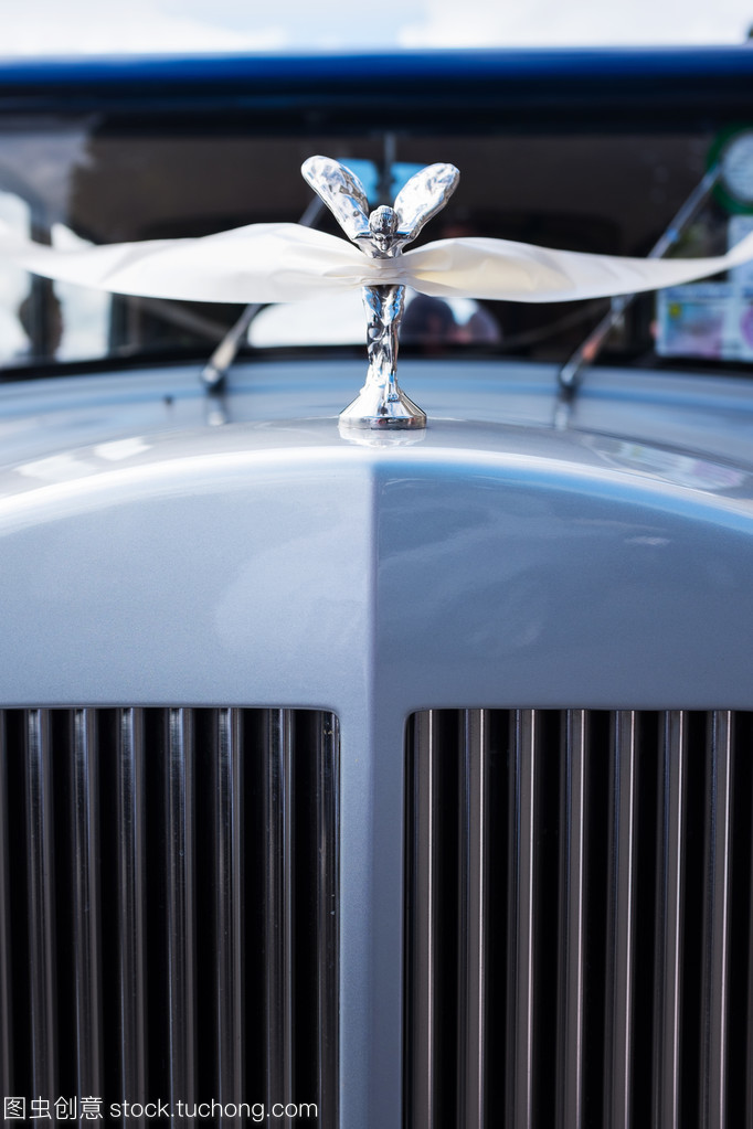 老式汽車裝飾著白絲帶。詳細